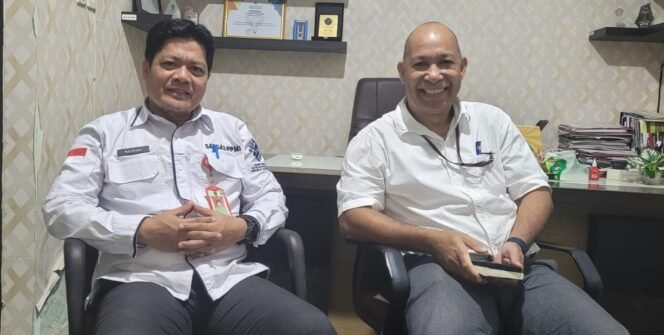 
					Kepala Disnakertrans Nunukan, Masniadi bersama Kabid HI Disnakertrans Nunukan, Marsel,