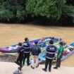Sejumlah petugas di PLBN Labang, memeriksa kapal kapal yang membawa barang keluar masuk Indonesia - Malaysia,