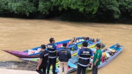 Sejumlah petugas di PLBN Labang, memeriksa kapal kapal yang membawa barang keluar masuk Indonesia - Malaysia,