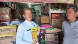 Kepala Dinas Koperasi UKM Perindustrian Perdagangan (DKUKMPP) Nunukan, Sabri, melakukan pengecekan MinyaKita di pasar tradisional, Rabu (12/3/2025).
