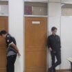 Dua ruang DPRD Nunukan yang digunakan rapat membahas tuntutan upah honorer RSUD ditutup rapat dan dijaga security. Wartawan dilarang meliput.