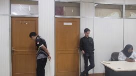 Dua ruang DPRD Nunukan yang digunakan rapat membahas tuntutan upah honorer RSUD ditutup rapat dan dijaga security. Wartawan dilarang meliput.