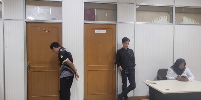 
					Dua ruang DPRD Nunukan yang digunakan rapat membahas tuntutan upah honorer RSUD ditutup rapat dan dijaga security. Wartawan dilarang meliput.