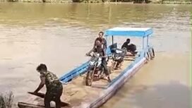 Aktifitas penyeberangan sungai yang menghubungkan Sebakis - Pembeliangan, Sebuku. Penyeberangan orang ditarif Rp 30.000, sepeda motor Rp 50.000, dan mobil Rp 250.000,
