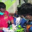 Aksi petugas Damkar, saat memotong bearing baja di alat kelamin pria paruh baya di Pulau Sebatik,