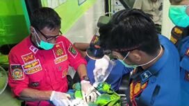Aksi petugas Damkar, saat memotong bearing baja di alat kelamin pria paruh baya di Pulau Sebatik,