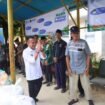 Wakil Bupati Nunukan, Hermanus saat membagikan 664 bingkisan lebaran di DLH, Kamis (20/3/2025).