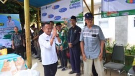 Wakil Bupati Nunukan, Hermanus saat membagikan 664 bingkisan lebaran di DLH, Kamis (20/3/2025).