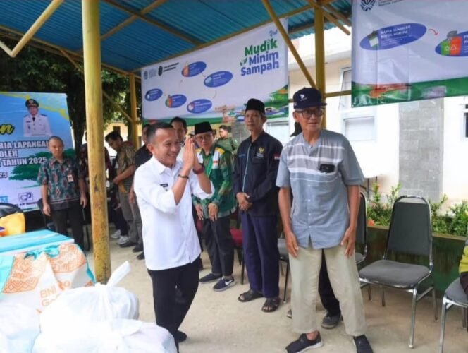 
					Wakil Bupati Nunukan, Hermanus saat membagikan 664 bingkisan lebaran di DLH, Kamis (20/3/2025).