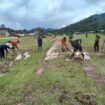 Masyarakat Krayan Selatan bergotong royong perbaiki landasan pacu Bandara Tang La'an. Runway ini akan menjadi alternatif bagi pesawat MAF selagi menunggu perbaikan di runway Bandara Buduk Sia, Long Layu,