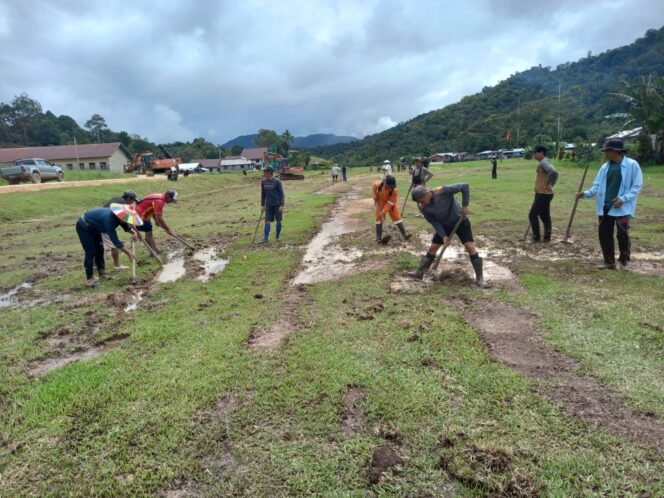 
					Masyarakat Krayan Selatan bergotong royong perbaiki landasan pacu Bandara Tang La'an. Runway ini akan menjadi alternatif bagi pesawat MAF selagi menunggu perbaikan di runway Bandara Buduk Sia, Long Layu,