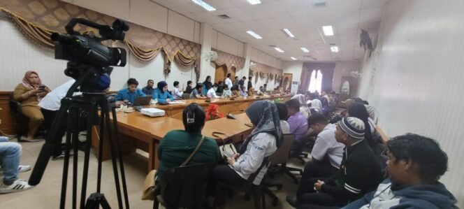 
					Tenaga honorer RSUD Nunukan, Kalimantan Utara, menuntut penjelasan atas nominal gaji yang nilainya berkurang dibanding sebelumnya dalam RDP, Selasa (4/3/2025).