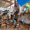 Eko Gunawan, pembuat kompor oli menunjukkan sejumlah kompor buatannya. Kompor dijual Rp 500.000 sampai Rp 750.000, lengkap dengan blower,