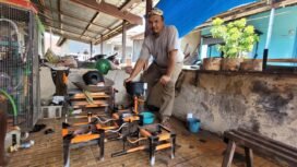 Eko Gunawan, pembuat kompor oli menunjukkan sejumlah kompor buatannya. Kompor dijual Rp 500.000 sampai Rp 750.000, lengkap dengan blower,