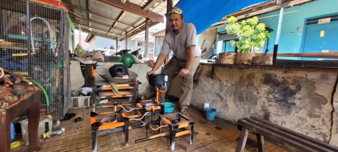 
					Eko Gunawan, pembuat kompor oli menunjukkan sejumlah kompor buatannya. Kompor dijual Rp 500.000 sampai Rp 750.000, lengkap dengan blower,