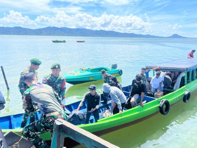 
					16 CPMI illegal yang diamankan Satgas Pamtas RI - Malaysia Yonarmed 11/Guntur Geni Kostrad di Sebatik, Jumat (5/4/2025), diseberangkan ke Nunukan untuk diserahterimakan ke BP3MI,
