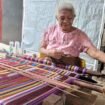 Maria Sommi Olla (65) sedang menenun kain khas NTT.