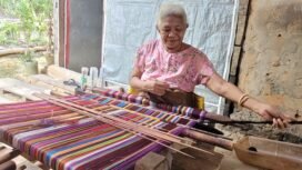 Maria Sommi Olla (65) sedang menenun kain khas NTT.