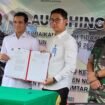 Bupati Nunukan, Irwan Sabri dan Kepala Bank BPD Kaltimtara Cabang Nunukan, Islam Kurniawan, menekan MoU kerja sama untuk dukungan program pembangunan Kabupaten Nunukan.