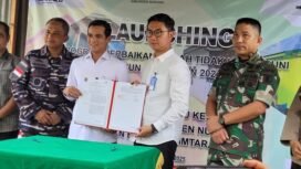 Bupati Nunukan, Irwan Sabri dan Kepala Bank BPD Kaltimtara Cabang Nunukan, Islam Kurniawan, menekan MoU kerja sama untuk dukungan program pembangunan Kabupaten Nunukan.