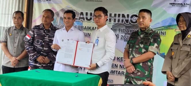 
					Bupati Nunukan, Irwan Sabri dan Kepala Bank BPD Kaltimtara Cabang Nunukan, Islam Kurniawan, menekan MoU kerja sama untuk dukungan program pembangunan Kabupaten Nunukan.