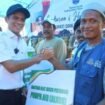 Bupati Nunukan, Irwan Sabri, menyerahkan Alsintan secara simbolis kepada masyarakat Desa Binalawan. Sebatik, Rabu (16/4/2025).