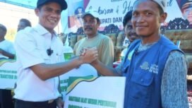 Bupati Nunukan, Irwan Sabri, menyerahkan Alsintan secara simbolis kepada masyarakat Desa Binalawan. Sebatik, Rabu (16/4/2025).