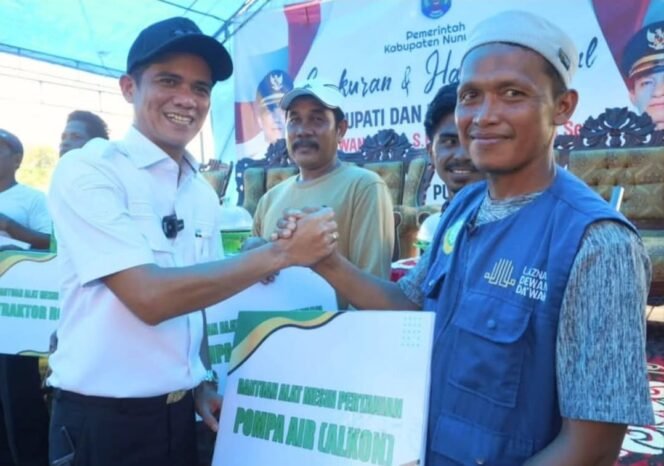 
					Bupati Nunukan, Irwan Sabri, menyerahkan Alsintan secara simbolis kepada masyarakat Desa Binalawan. Sebatik, Rabu (16/4/2025).