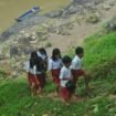Ilustrasi : Sejumlah murid SD di pedalaman Nunukan, berangkat sekolah tanpa alas kaki mendaki bukit demi bisa mengikuti pelajaran,