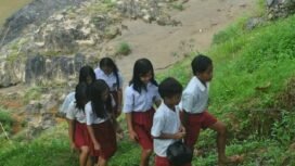 Ilustrasi : Sejumlah murid SD di pedalaman Nunukan, berangkat sekolah tanpa alas kaki mendaki bukit demi bisa mengikuti pelajaran,