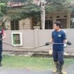 Salah satu aksi Suharman (kanan bertopi terbalik). Petugas Damkar Nunukan yang disebut pawang ular, saat menangkap ular King Kobra.