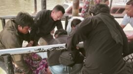 Wakil Bupati Nunukan, Hermanus saat membantu mengangkat ibu hamil dari Pembeliangan Sebuku. Ibu tersebut melahirkan anaknya di dalam speed boat di tengah perjalanan menuju RSUD Nunukan.