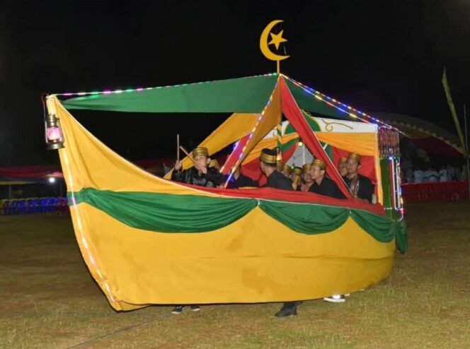 
					Perahu warna warni yang ditampilkan dalam defile MTQ XX di Sembakung. Perahu memiliki filosofis yang menggambarkan perjuangan, kebersamaan dan pengorbanan bagi warga Sembakung.