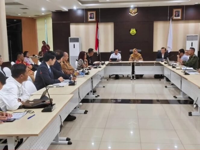 
					Audiens Bupati Nunukan, Irwan Sabri bersama Kementerian ESDM dan investor Kyudenko asal Jepang, membahas proposal proyek pembangunan listrik tenaga hybrid, PLTS Biomassa berbahan baku tankos sawit,