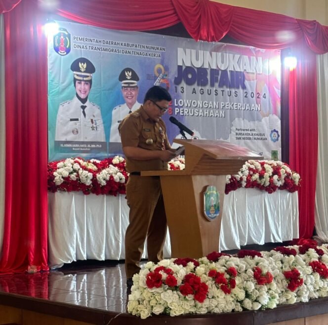 
					Ilustrasi : Kepala Disnaker Nunukan, Masniadi membuka jon fair bagi warga Nunukan pelamar kerja.