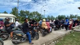 Antrean calon penumpan KM Manta tujuan Sebatik. Musim libur lebaran biasa diisi warga Nunukan dengan menikmati indahnya Pantai Batu Lamampu dan Pantai Kayu Angin,