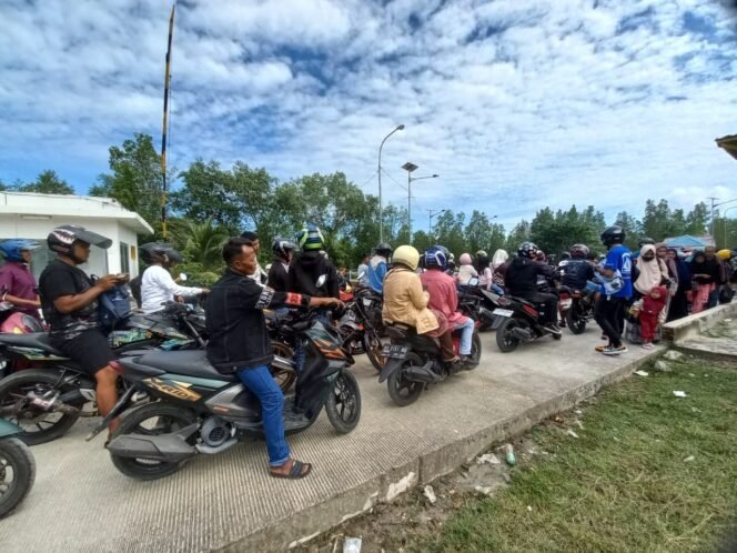 
					Antrean calon penumpan KM Manta tujuan Sebatik. Musim libur lebaran biasa diisi warga Nunukan dengan menikmati indahnya Pantai Batu Lamampu dan Pantai Kayu Angin,