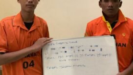 Dua pemuda pelaku pengeroyokan Muhammad Amin (20), warga Sebatik. Seorang pelaku tidak ditampilkan karena masih dibawah umur. Pengeroyokan terjadi karena korban menyenggol salah satu motor pelaku yang terpakir di pinggir jalan, Senin (31/3/2025) pukul 01.30 wita.
