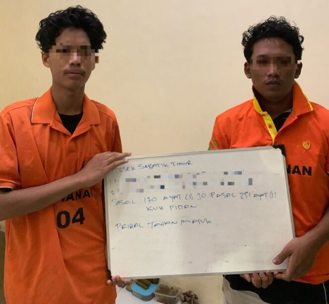 
					Dua pemuda pelaku pengeroyokan Muhammad Amin (20), warga Sebatik. Seorang pelaku tidak ditampilkan karena masih dibawah umur. Pengeroyokan terjadi karena korban menyenggol salah satu motor pelaku yang terpakir di pinggir jalan, Senin (31/3/2025) pukul 01.30 wita.