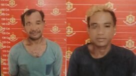 Foto dua tersangka pencuri besi begel diamankan polisi. 