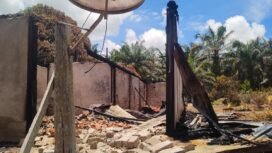 Reruntuhan rumah Laning, warga Desa Sekaduyan Taka, Seimanggaris yang rumahnya terbakar akibat sambaran petir pada Jumat (5/4/2025). Kini Laning dan tiga anaknya tinggal di rumah kebun, tak jauh dari rumahnya,