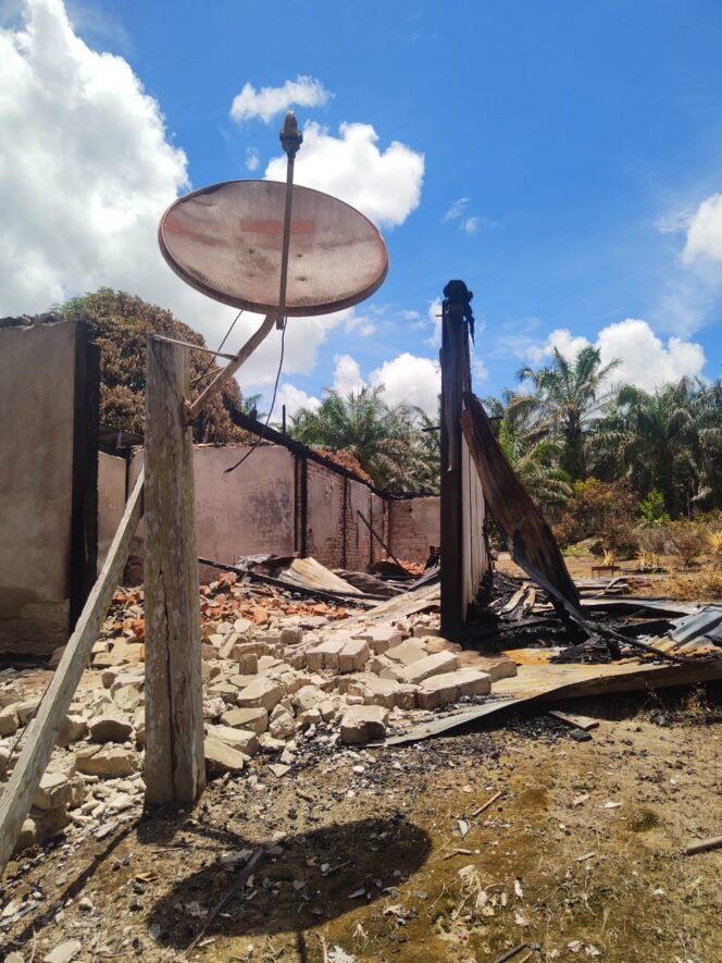 
					Reruntuhan rumah Laning, warga Desa Sekaduyan Taka, Seimanggaris yang rumahnya terbakar akibat sambaran petir pada Jumat (5/4/2025). Kini Laning dan tiga anaknya tinggal di rumah kebun, tak jauh dari rumahnya,
