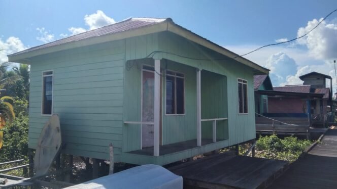 
					Bangunan Faskes di Lebion. Dibangun sekitar 2017 dengan anggaran desa, namun tak difungsikan sebagaimana tujuan awal pembangunan. Nihilnya Nakes membuat warga mengeluarkan biaya tak murah untuk berobat karena harus keluar desa melintasi sungai.