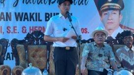 Bupati Nunukan Irwan Sabri, saat memberikan bantuan Alsintan dan Dana Hibah Masjid di Sebatik Barat, Rabu (16/4/2025).