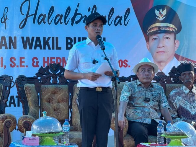 
					Bupati Nunukan Irwan Sabri, saat memberikan bantuan Alsintan dan Dana Hibah Masjid di Sebatik Barat, Rabu (16/4/2025).
