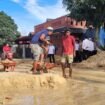 Longsoran pasir dari tanah bukit milik Gereja Santo Gabriel menutup jalan menuju SMAN I Nunukan. Longsor mengganggu pengguna jalan, sekaligus mendatangkan cuan bagi masyarakat,