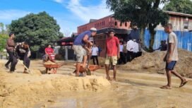 Longsoran pasir dari tanah bukit milik Gereja Santo Gabriel menutup jalan menuju SMAN I Nunukan. Longsor mengganggu pengguna jalan, sekaligus mendatangkan cuan bagi masyarakat,
