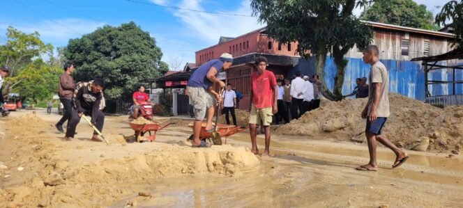 
					Longsoran pasir dari tanah bukit milik Gereja Santo Gabriel menutup jalan menuju SMAN I Nunukan. Longsor mengganggu pengguna jalan, sekaligus mendatangkan cuan bagi masyarakat,