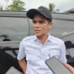 Bupati Nunukan, Irwan Sabri saat melayani wawancara wartawan pasca agenda Silaturahmi dan Halal Bihalal di Desa Binalawan, Sebatik, Rabu (16/4/2025).