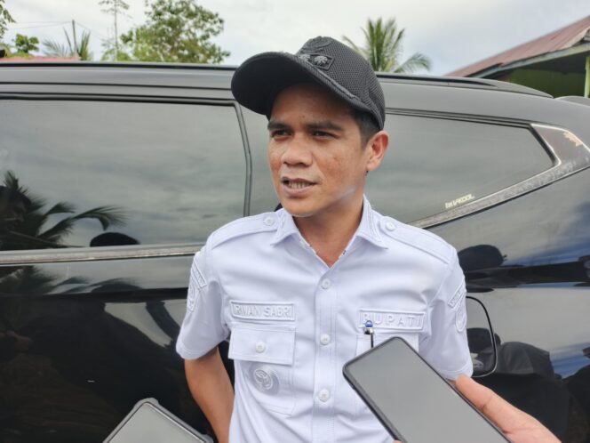 
					Bupati Nunukan, Irwan Sabri saat melayani wawancara wartawan pasca agenda Silaturahmi dan Halal Bihalal di Desa Binalawan, Sebatik, Rabu (16/4/2025).